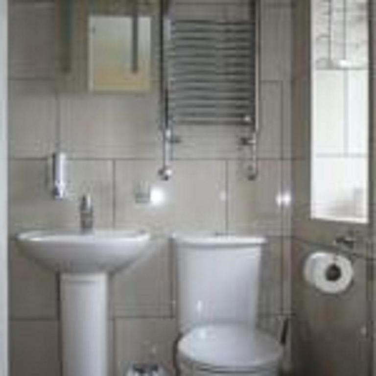 The Lodge Redhill  Room photo